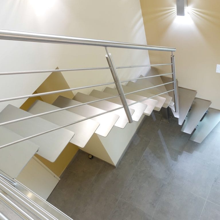 Escalier design quart tournant tout inox sur limon central