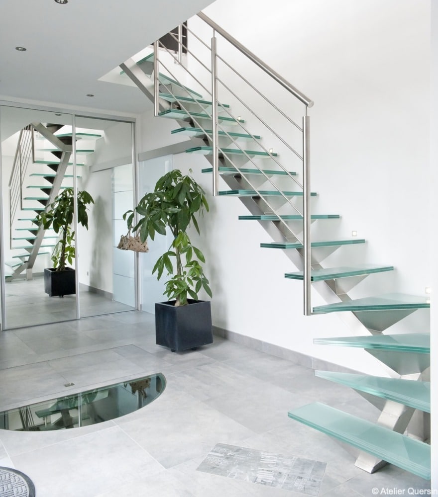 Escalier 2/4 tournant inox brossé et marches en verre