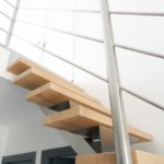Escalier limon inox brossé et marches chêne
